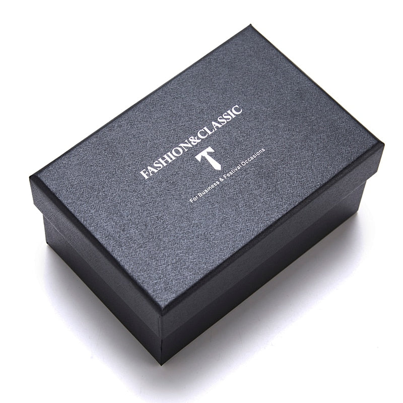 Elegantes Herren-Accessoires: Krawatte, Manschettenknöpfe & Einstecktuch